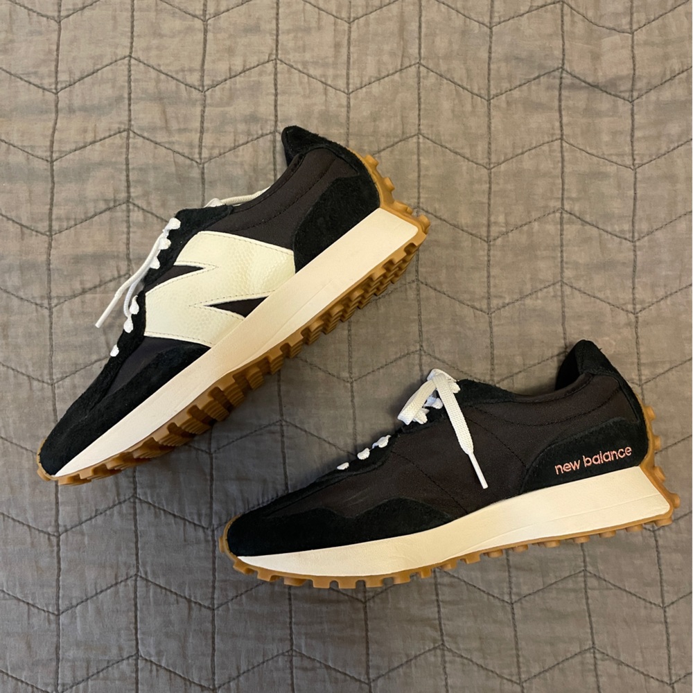 New balance 327 sneakers size 6. Never worn.